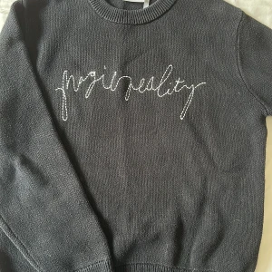 Stickad svart tröja från weekday - Skön stor svart stickad tröja från weekday i storlek M