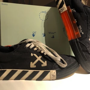 OFF-WHITE Vulcanized Low ”Black White Arrow SS21” - - OFF-WHITE Vulcanized Low - Strl: 43 - Skick: Avgöra själv, kom PM för mer bilder på Flaws - Allt OG, box, papper, signatur m.m. - Stockx pris: 220 $ -Kom PM för mer information och bilder