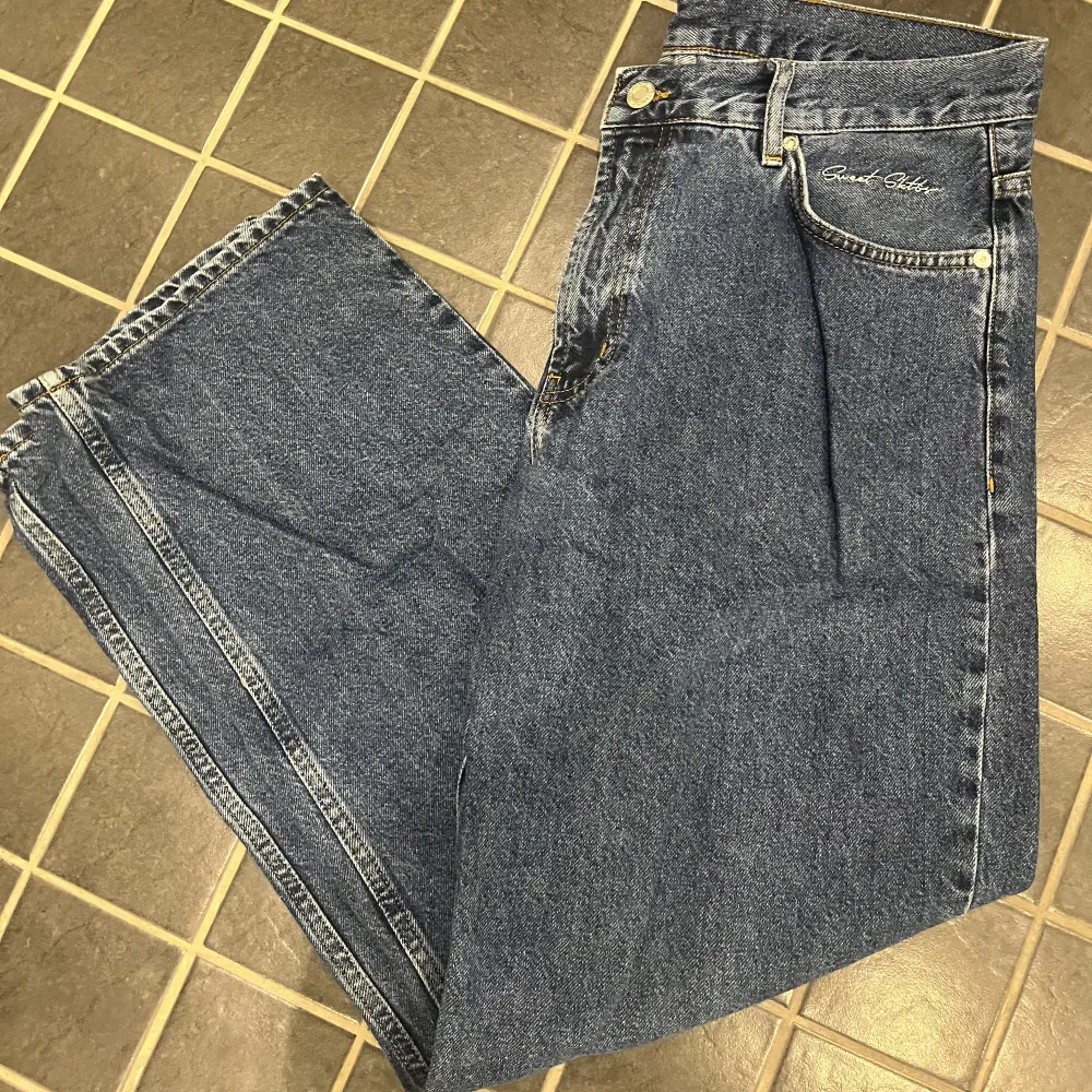 Sweet Sktbs jeans i blå urtvättad färg, super snygga. Använda 5 gånger ungefär, endast lappen på som blivit lite skadad av bältet. Som nya utöver det. . Jeans & Byxor.