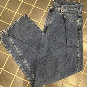 Sweet Sktbs jeans i blå urtvättad färg, super snygga. Använda 5 gånger ungefär, endast lappen på som blivit lite skadad av bältet. Som nya utöver det. 