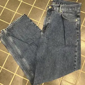 Sweet Sktbs jeans i blå urtvättad färg, super snygga. Använda 5 gånger ungefär, endast lappen på som blivit lite skadad av bältet. Som nya utöver det. 