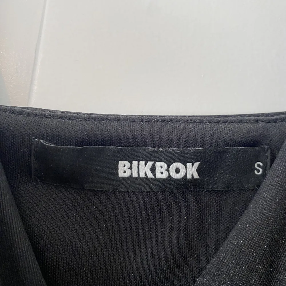 Jättefin klänning från bikbok, använt den en gång🩷. Mekot.