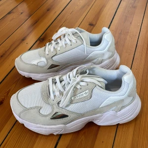 Adidas sneakers  - Adidas original falcon str 38. Nyskick använda 1 gång. Nypris 1150kr, säljer för 750