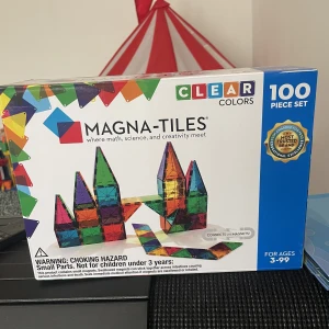 byggklossar. Magna tiles  - Magna-tiles 100 st – innovativa, färgglada och transparenta byggklossar med inbyggda magneter. Magneterna fäster hur du än placerar dom. Innehåller inga lösa magneter utan de sitter säkert fast inne i plattorna. Nypris 1399kr säljs 600kr. Kan mötas i Gbg 