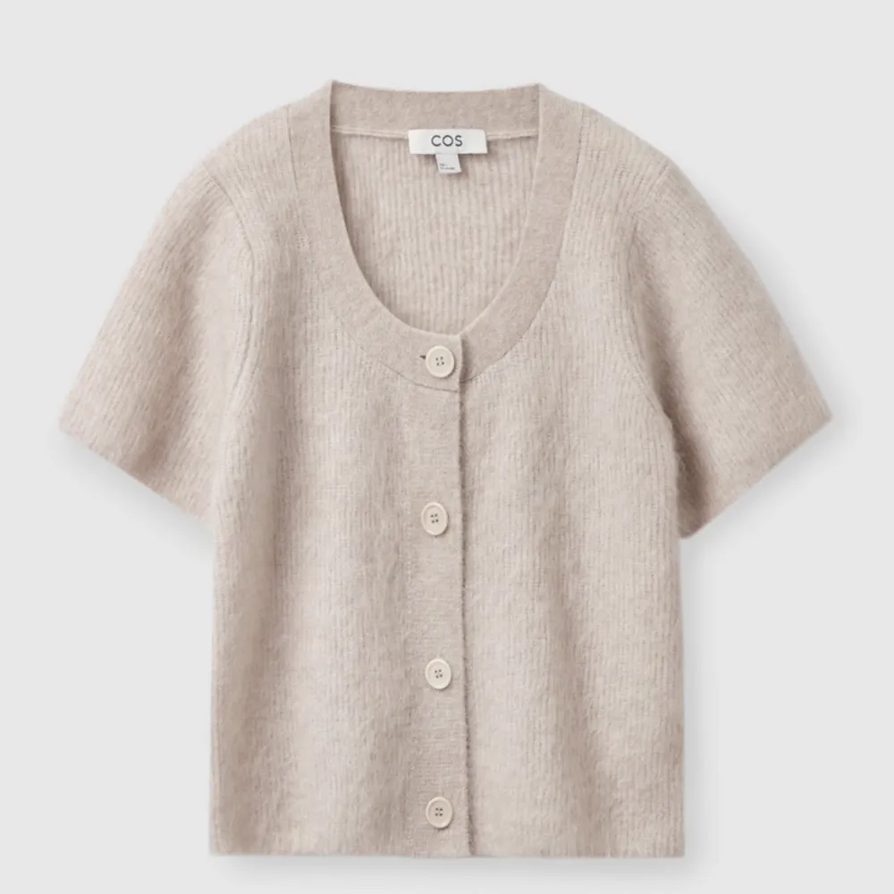 SÖKER en sån här tröja från COS, färg och storlek spelar ingen roll💕. Tröjor & Koftor.
