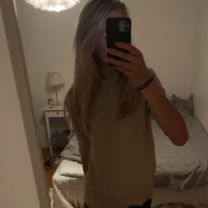 Stickad T-shirt  - Säljer nu min väldigt snygga stickade T-shirt från Vila. Den är knappt använd och i super bra skick. Köparen står för frakten, ingår INTE i priset.💓💓