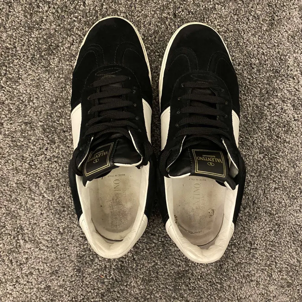 Valentino garavani flycrew ”Black and White” ⚫️⚪️ Väldigt fint skick💯 Endast 1 nit saknas🔥 Väldigt fräsha skor till sommaren☀️ Box finns📦 Pris kan diskuteras👟 Vid övriga frågor eller funderingar så är det bara att skicka iväg ett DM🧾. Skor.