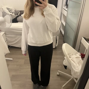 Sweatshirt  - Basic vit sweatshirt från Gina tricot💘 OBS defekt förekommer (bild 2) liten fläck
