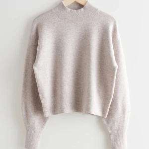 Oteher stroeies tröja  - Säljer en likadan tröja som den gröna fast denna är beige, säljer pågrund utav att den inte kommer till användning längre💕Fint skick 