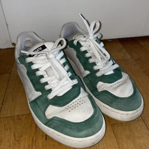 Axel arigato  - Går att använda trots hål i ena hälen men går också att laga hos en skomakare.