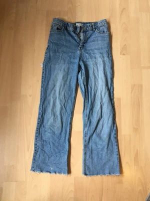 High Waist jeans  - Dessa super fina högmidjade jeansen från Lindex säljs just nu för super pris!!! De är lite urtvättade annars inga defekter. Jag är 160 och de är för korta på mig , skulle säga att de passar 145-155cm. Vid intresse kontakta mig privat! 