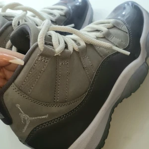 Jordan 11 cool grey - Jordan 11 cool grey, lanserades 11 december 2021 efter att inte varit på marknaden sen 2009. Väldigt sällsynta skor som är orginellt köpta för 4000 kr men säljer för 2500kr startpris. Köpt januari 2022, använda ett par gånger utan skadorshttps://pin.it/6t