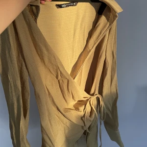 Grön topp med knyt Zara - Topp från zara, grön färg och storlek 34. Knyts vid midjan.