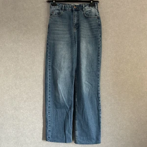 raka jeans - blåa jeans från dilvin blue. har sytt upp de så att de passar mig som är 160cm men går lätt att sprätta upp. de var väldigt långa innan så passar även längre personer. inga defekter.