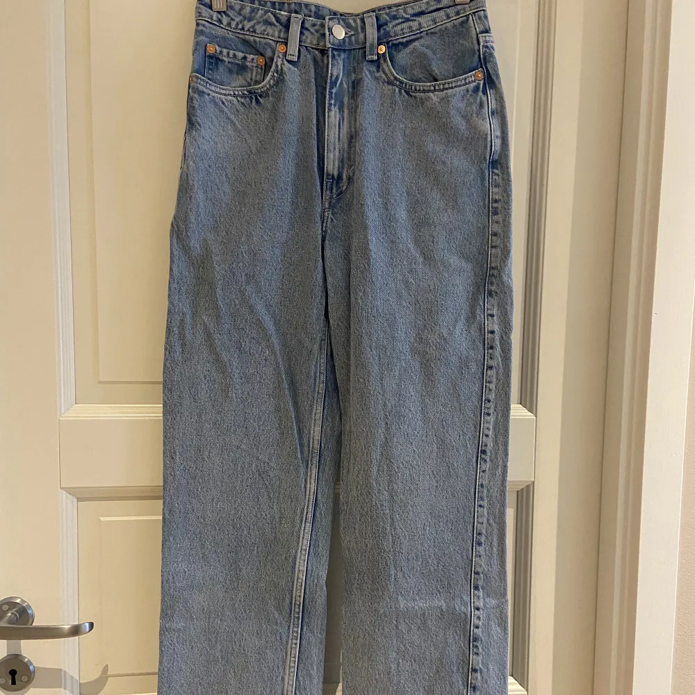 Raka högmidjade jeans ifrån Weekday, heter Rowe och är i stl 27/32. Vilket motsvarar en small, samt benlängd 32. Passar mig i benlängden som är 1,70 cm lång.. Jeans & Byxor.