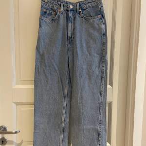 Raka högmidjade jeans ifrån Weekday, heter Rowe och är i stl 27/32. Vilket motsvarar en small, samt benlängd 32. Passar mig i benlängden som är 1,70 cm lång.