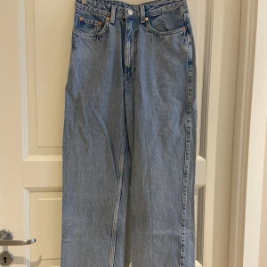 Raka högmidjade jeans ifrån Weekday - Raka högmidjade jeans ifrån Weekday, heter Rowe och är i stl 27/32. Vilket motsvarar en small, samt benlängd 32. Passar mig i benlängden som är 1,70 cm lång.