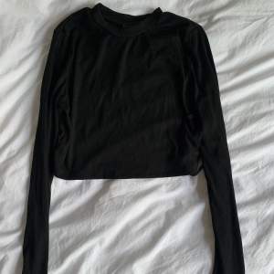 Ribbad svart tröja med öppen rygg 