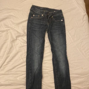 Victoria Beckham jeans  - Jeansen är i bra sik, dom har använd några gånger men ser ut som nya. (Köparen står för fraktk) byxorna är bootcut men ser mer ut som straight jeans