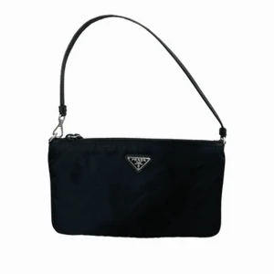 Prada Re-Nylon Miniväska - **äkthetsgaranti, kontakta mig för info**  Finns i Stockholm för upphämtning!  En vacker Prada-miniväska. Äkthetskort medföljer.  Kontakta mig för fler bilder och info 🤍 Fler foton på denna produkt samt andra produkter ur min kollektion —> pretti.se