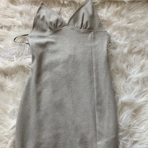 Klänning - En klänning som jag är väldigt ledsen över att den har blivit för liten för mig, inga defekter alls och i ny skick, jätte snygg!