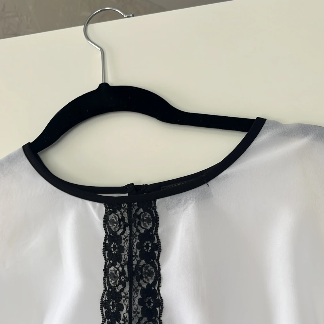 Vit/svart blus  - 91