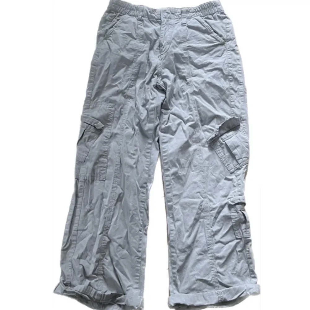 Skitsnygga cargo pants från Urban outfitters! Jättebra skick då jag bara använt dom typ två gånger🙏🏻. Jeans & Byxor.