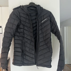 Peak performance  - Svart dunjacka från peak performance i storlek. Fint skick Plagget finns på fler sidor så kan säljas. 