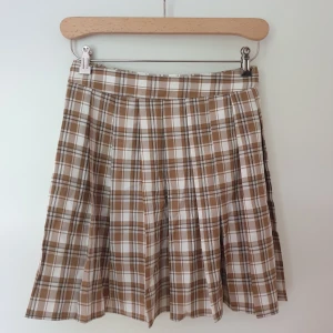 Kort rutig kjol - Kort rutig kjol i storlek 1XL. 100 % polyester.  Bara provad, ej använd.  Från Shein Curve men tycker den är i hyffsad kvalitet för att vara därifrån. Lätt och luftig.