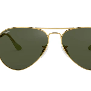 Ray-Ban AVIATOR L0205 - Säljer ett par rayban glasögon i använt skick. Lite av loggan har bleknat bort och glaset är små repat. Uv400