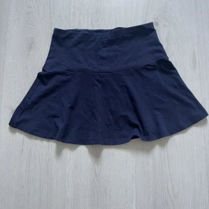 Marinblå kjol - Jättefin nästan helt oanvänd kjol från h&m i storlek xs. Frakten betalar du själv.