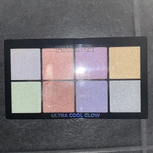 Glitter Pallet - Glitter palett helt oanvänd med olika färger. Jag testade den rosa en gång men bara med fingret. Super bra skick. Köpte denna för 175kr. Andvänds ofta som highlighter eller ögonskugga.  Jag säljer denna pga att jag inte använder highlighter längre.💕💕