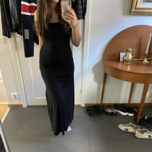 Klänning - Skims liknande klänning från Bikbok. Har kvar alla lappar och till mestadels slutsåld. I storlek S men passar även xs och M. Har justerbara band. Skriv för fler bilder❤️