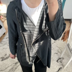 Trenchcoat  - Svart trenchcoat med luva från H&M. Knappt använd🤍 Tveka inte att lägga prisförslag. ❗️3 för 2 på allt❗️