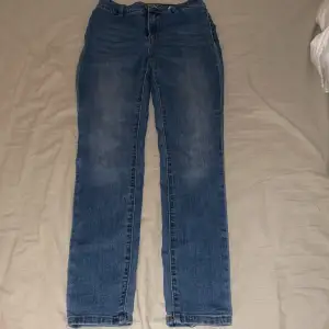 Säljer dessa skinny jeans som e i nyskick. Från vila! pris kan diskuteras! 💕
