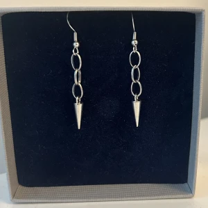 Örhängen  - Unika örhängen med nitar, finns endast 4-5 av dessa vilket innebär att priset blir dyrare, 129/styck, men skulle man köpa flera smycken kan priset komma att förändras🤍