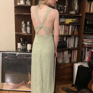 Grön lång spetsklänning - Maxiklänning i ljusgrön spets  korsade axelband baktill Aldrig använd!