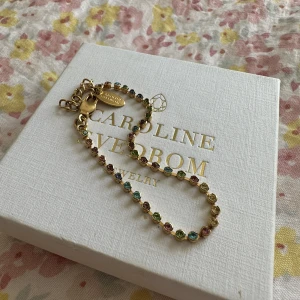 Caroline Svedbom armband - Caroline Svedbom armband, knappt använt. Mått: 17cm + 5cm. Nypris: ca 695kr Mitt pris: 350kr