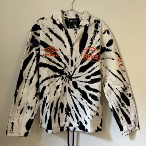 Tie Dye Pro 64 Pullover x Umbro - Slutsåld overshirt/pullover i tjockt bomull med batikmönster. Samarbete mellan Aries och Umbro. Storlek S. Dragsko i midjan. Aldrig använd.