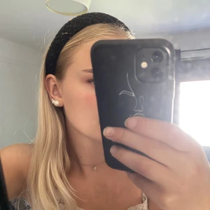 Hårband - Ett lite tjockare diadem/ hårband som trendar just nu. Aldrig använd då jag inte tycker det passar mig