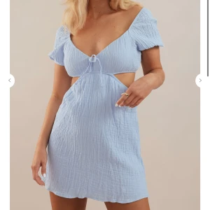 sommarklänning - Säljer denna jätte söta helt nya klänning från chiquelle i storlek M, den är liten i storleken så den är mer som en S därför jag säljer den. Helt ny med prislapp, nypris 499kr