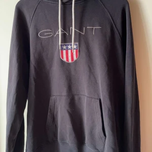 Gant hoodie  - Säljer min killes gant hoodie Som ny, köpt för 1300