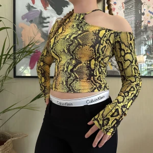 Cut-out-top - Snygg croptop i ormskinsmönster med cut-out detalj. Använd en gång så den är i nyskick. Köpt på Berskha i Malta men säljer pga använder inte✨Liten i storlek men stretchig! Köparen står för frakten💞