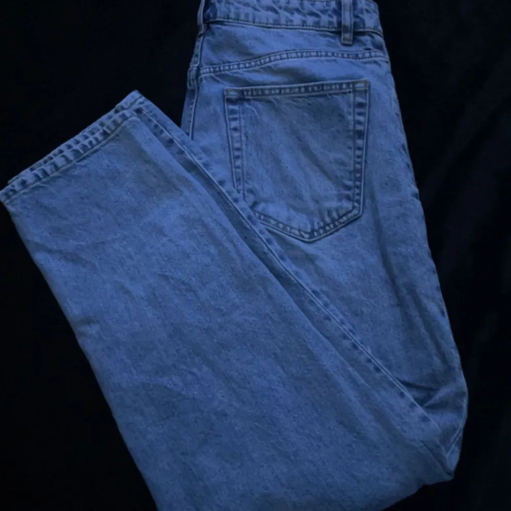 Blåa jeans från Ginatricot, säljs pga inte kommer till användning. Storlek 36. . Jeans & Byxor.