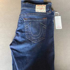 Riktigt feta True religion jeans, köpta i NYC. Nya & helt oanvända. Alla lappar är kvar.  Säljer eftersom att de inte passar mig. Rekommenderat återförsäljarpris är 159 USD. (ca 1700kr)