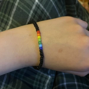 Pride armband  - Kan ställa om men kostar 4kr 