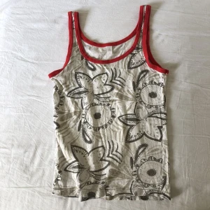 Y2k somrigt linne strl S/M - Ett sött linne med blommigt mönster, från gamla Åhléns. I bra skick utan tecken på användning, i strl M men egentligen mer som S. Köparen står för frakten. Tveka inte at Dma mig vid frågor eller funderingar:) 