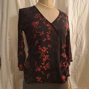 Glittrig långärmad topp  - Ärmarna är i tyll så är lite genomskynliga. Ingen storlek men uppskattas till L. Passar nog S-XL. 😊 Pris är diskuterbart vid snabb affär. Vid funderingar skicka gärna pm.  💖