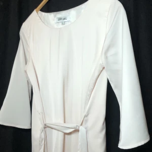 Klänning - Fin ljusrosa klänning. Nästan oanvänd  Storlek S, men kan passa M