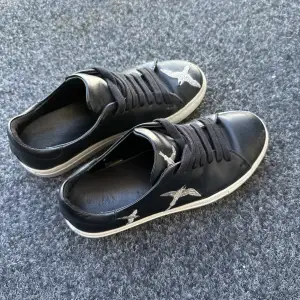 Svarta arigato skor i storlek 36